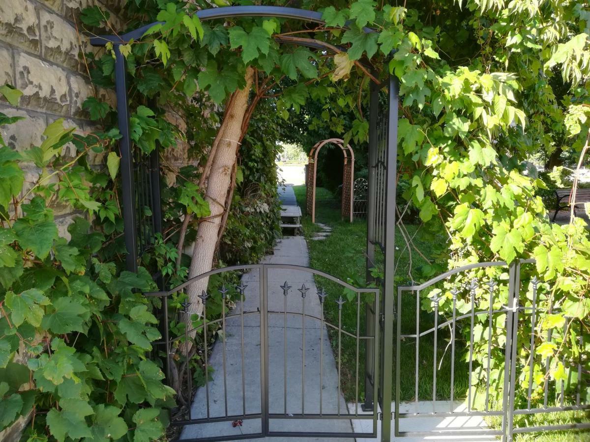 Vieux-Old Farnham Appart-Condotel Zewnętrze zdjęcie